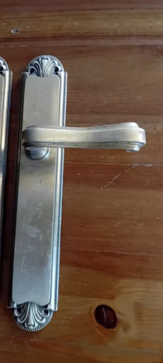 Puerta de madera maciza