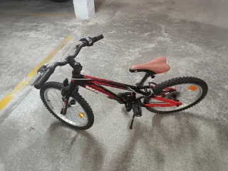 Bicicleta infantil negra y roja