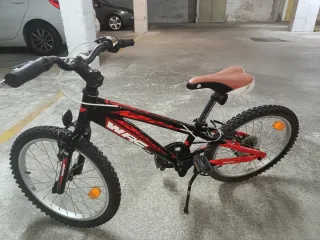 Bicicleta infantil negra y roja