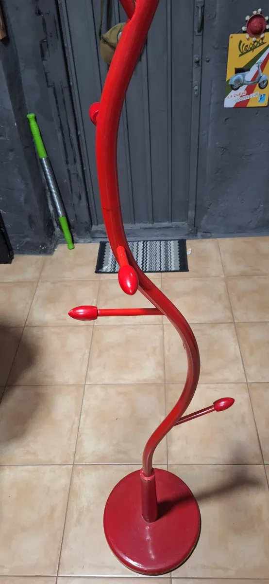 Perchero de pie rojo