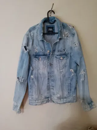 Cazadora vaquera Zara desgastada