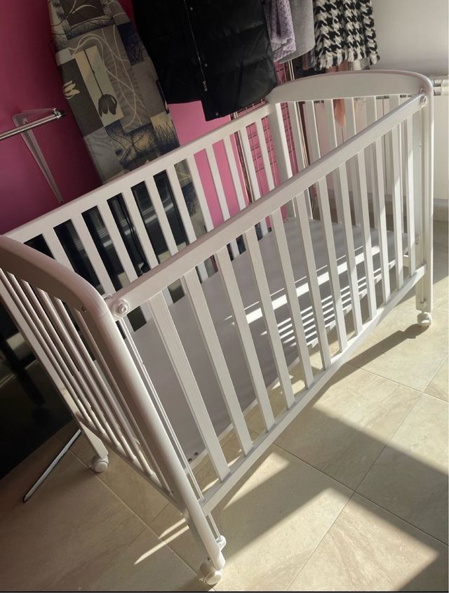 Cuna de madera blanca