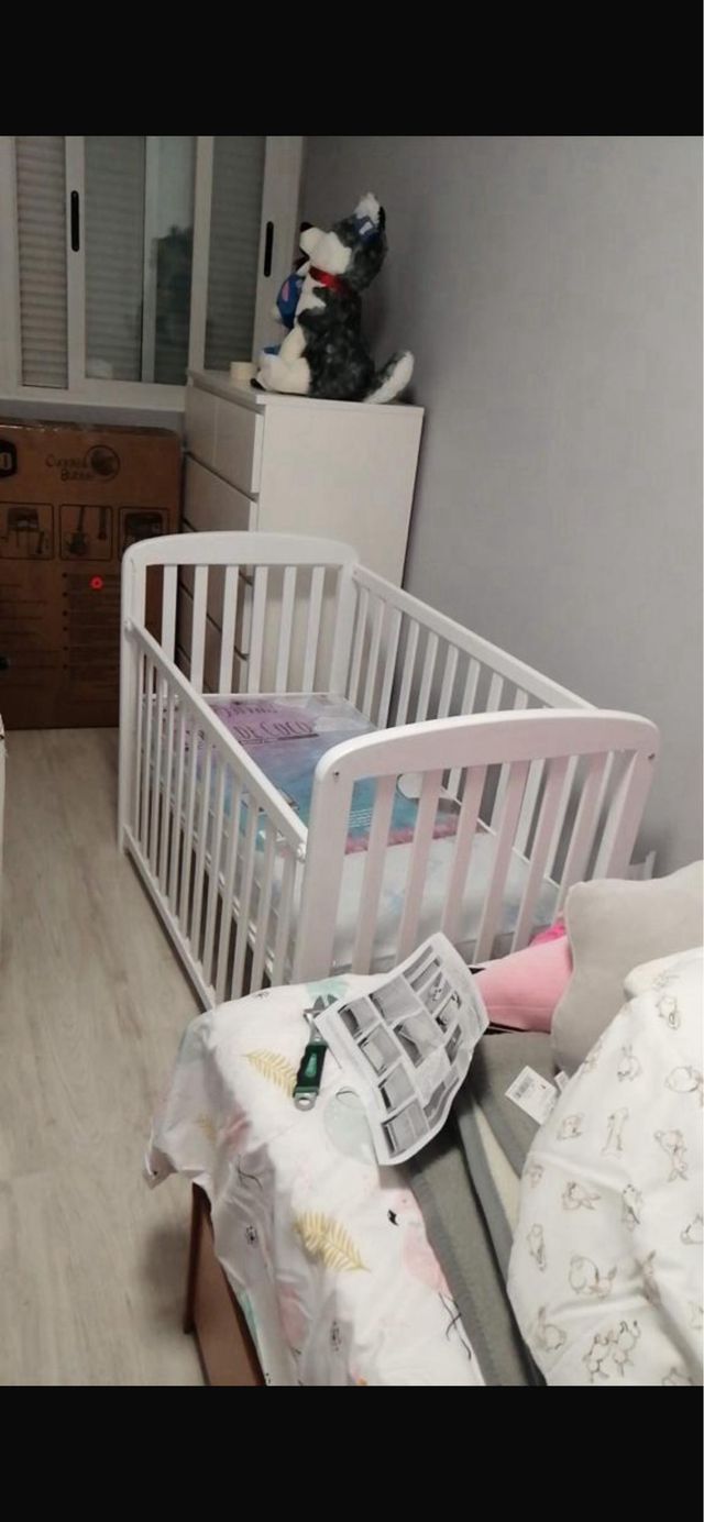 Cuna de madera blanca