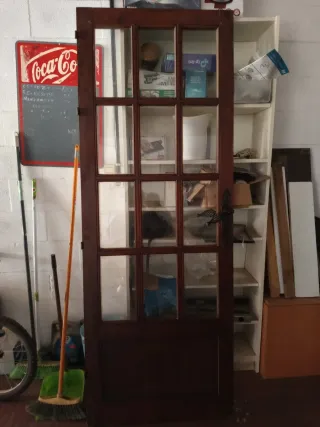 Puerta de madera con cristales