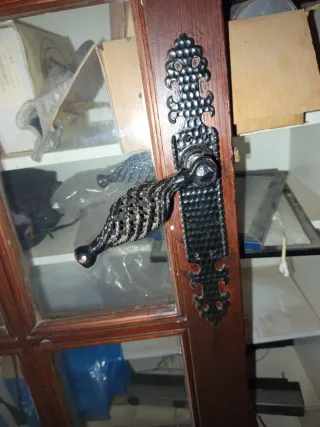 Puerta de madera con cristales