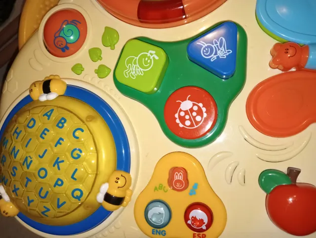 Mesa de juego para bebé con abejas y letras