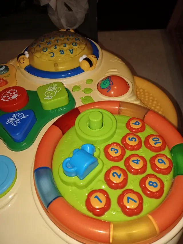 Mesa de juego para bebé con abejas y letras