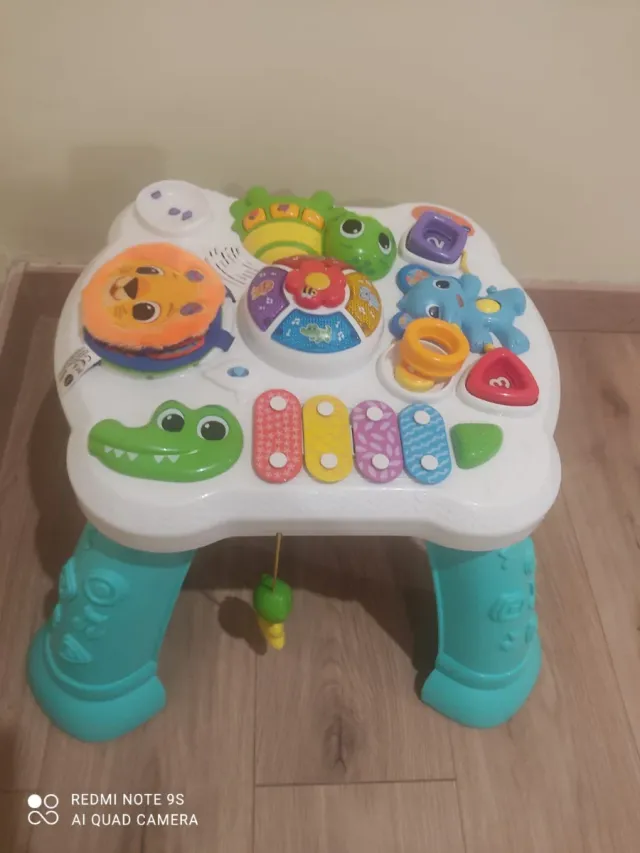 Mesa de actividades para bebés