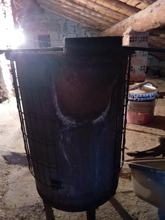 Leñera metálica rústica