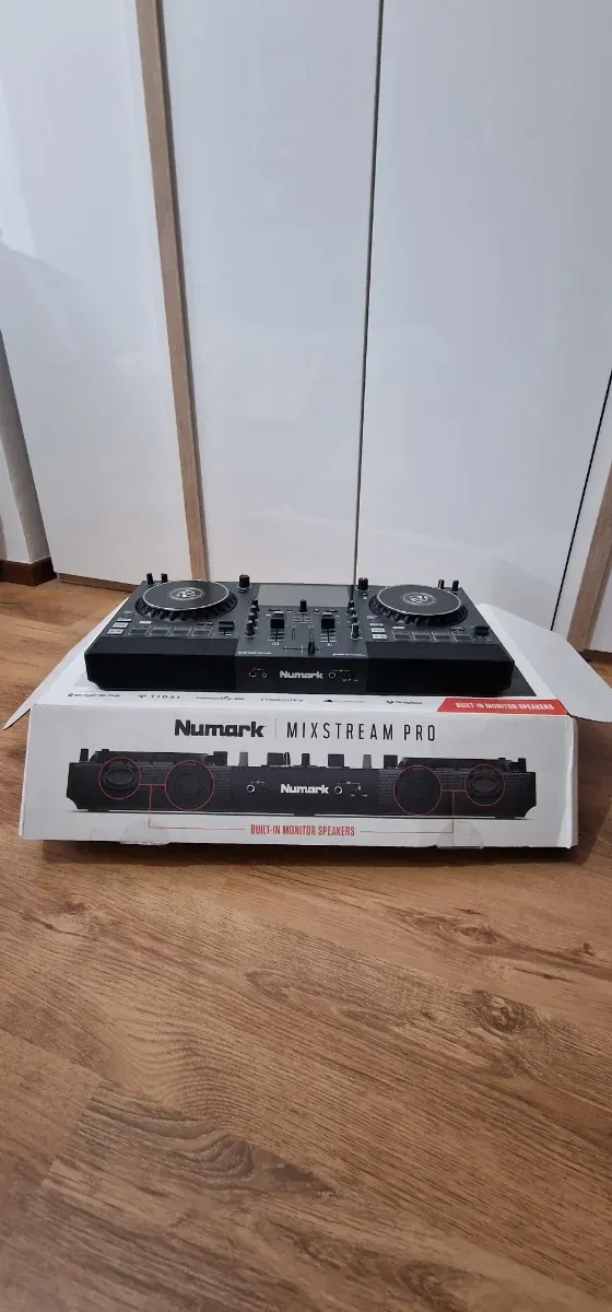 Numark Mixstream Pro Console DJ