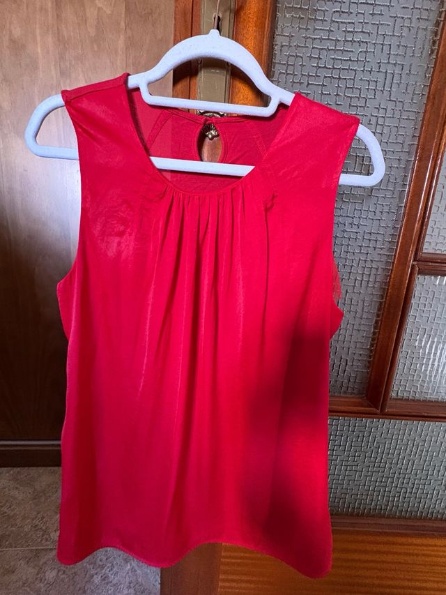 Blusa roja sin mangas