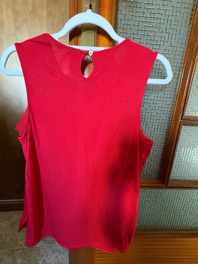 Blusa roja sin mangas