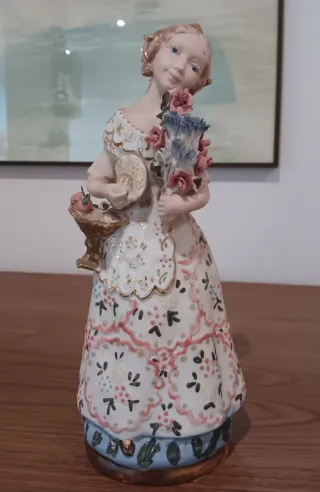 Figura porcelana Valenciana mujer flores