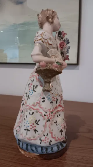 Figura porcelana Valenciana mujer flores