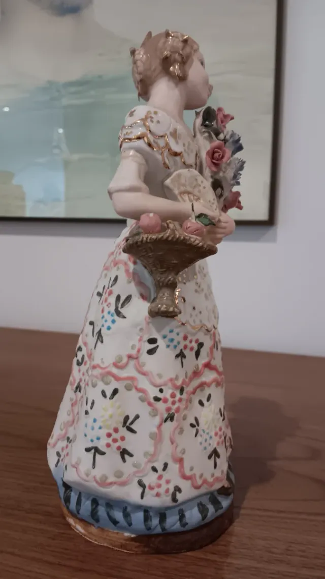 Figura porcelana Valenciana mujer flores