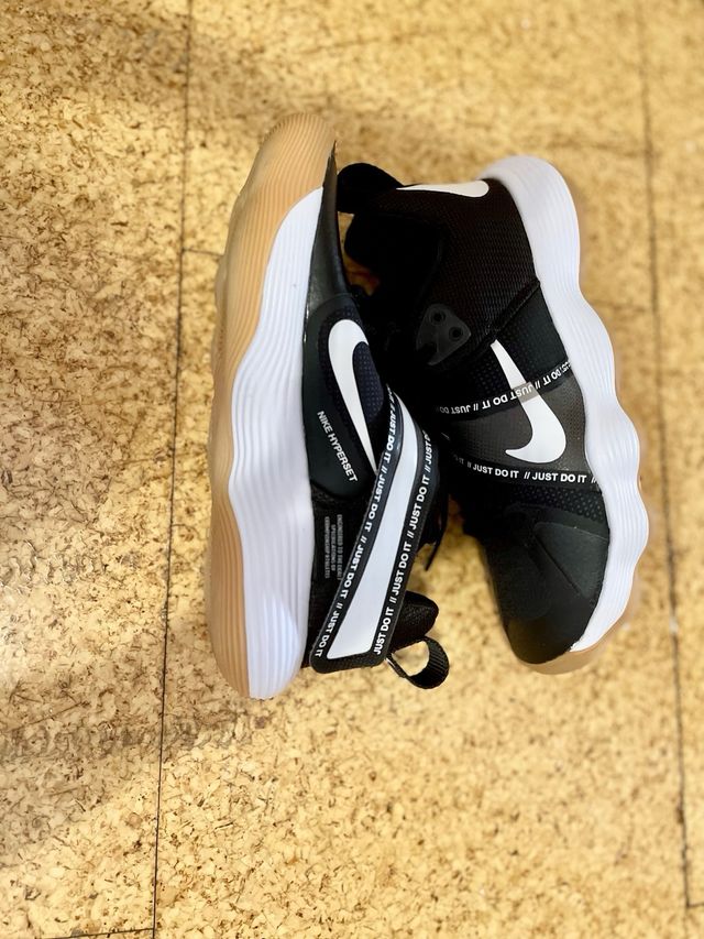 Zapatillas Nike Hyperset Negras y Blancas