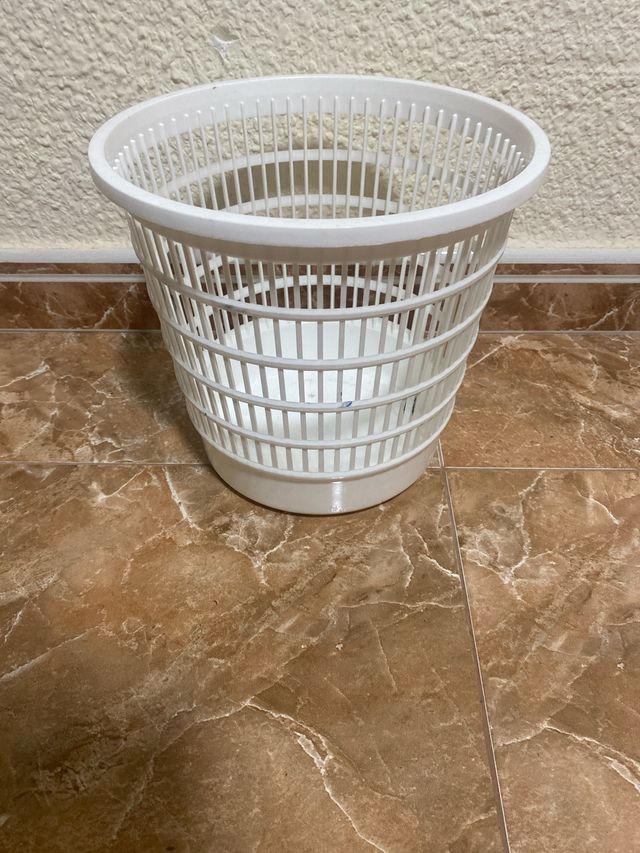 Papelera de plástico blanca