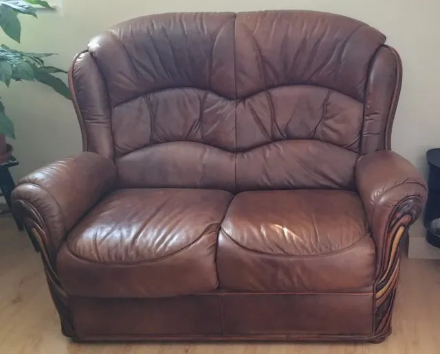 Sofá de piel marrón