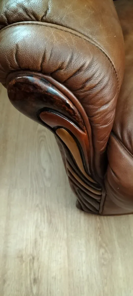 Sofá de piel marrón