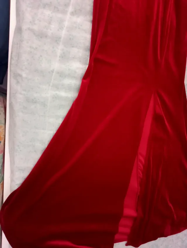 Vestido elegante granate con flecos