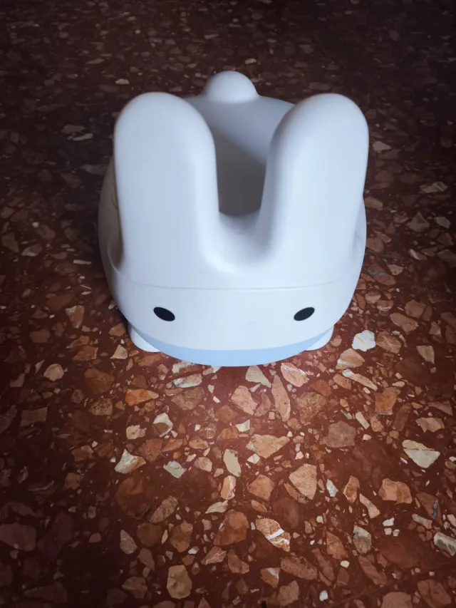 Orinal con diseño de conejo