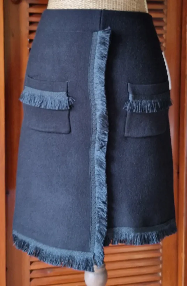 Falda negra con flecos