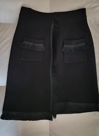 Falda negra con flecos