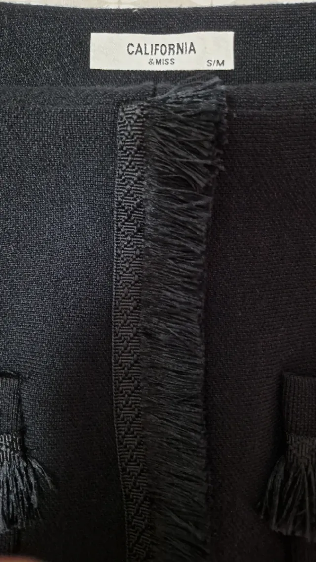 Falda negra con flecos