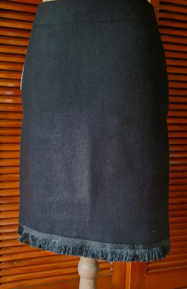 Falda negra con flecos