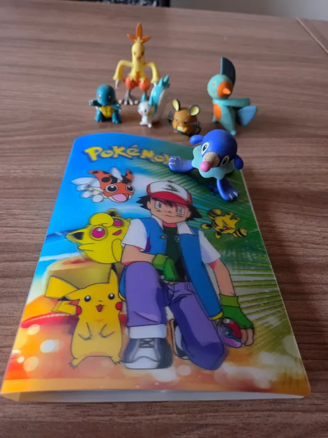 Álbum Pokémon y figuras