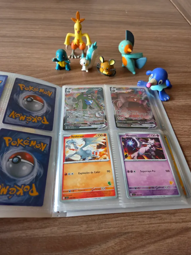 Álbum Pokémon y figuras