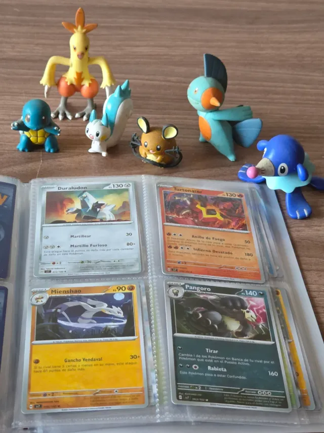 Álbum Pokémon y figuras