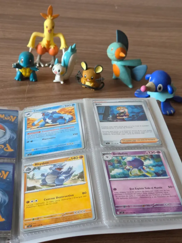 Álbum Pokémon y figuras
