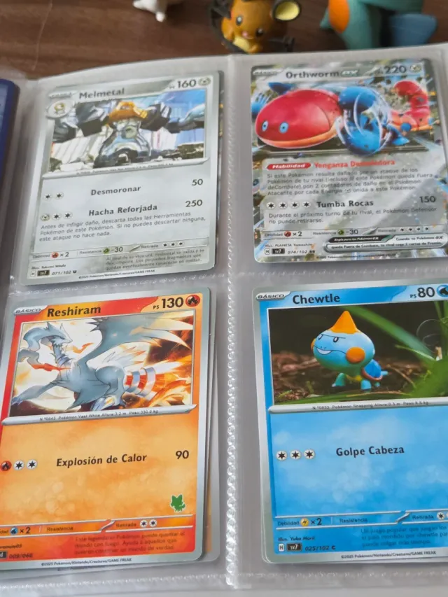 Álbum Pokémon y figuras