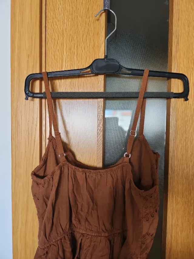 Vestido marrón con tirantes, y bordado por delante