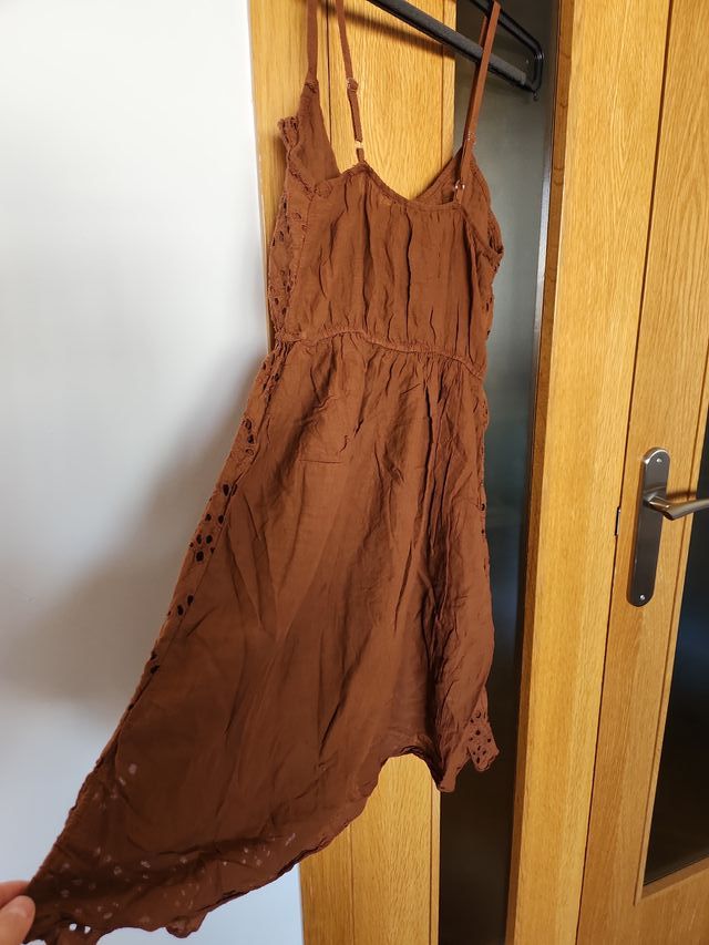 Vestido marrón con tirantes, y bordado por delante