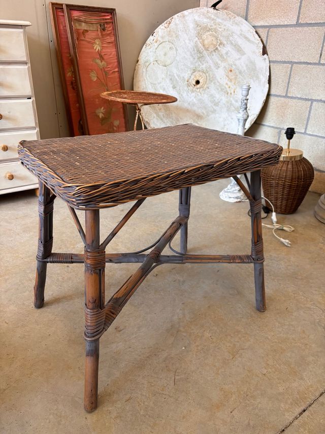 Mesa auxiliar de mimbre