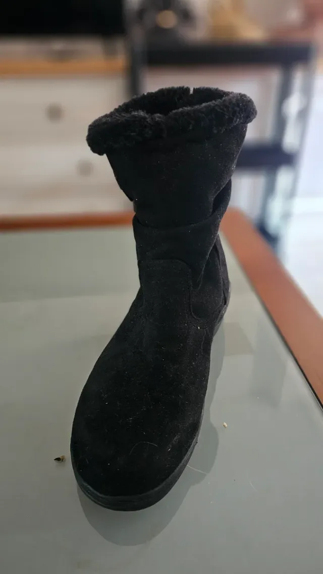 Botas negras con hebilla