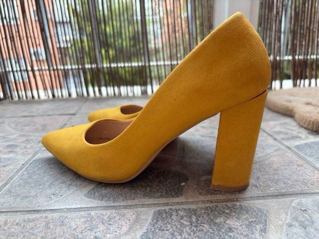 Zapatos de tacón ante amarillo