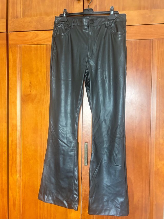 Pantalón polipiel negro campana
