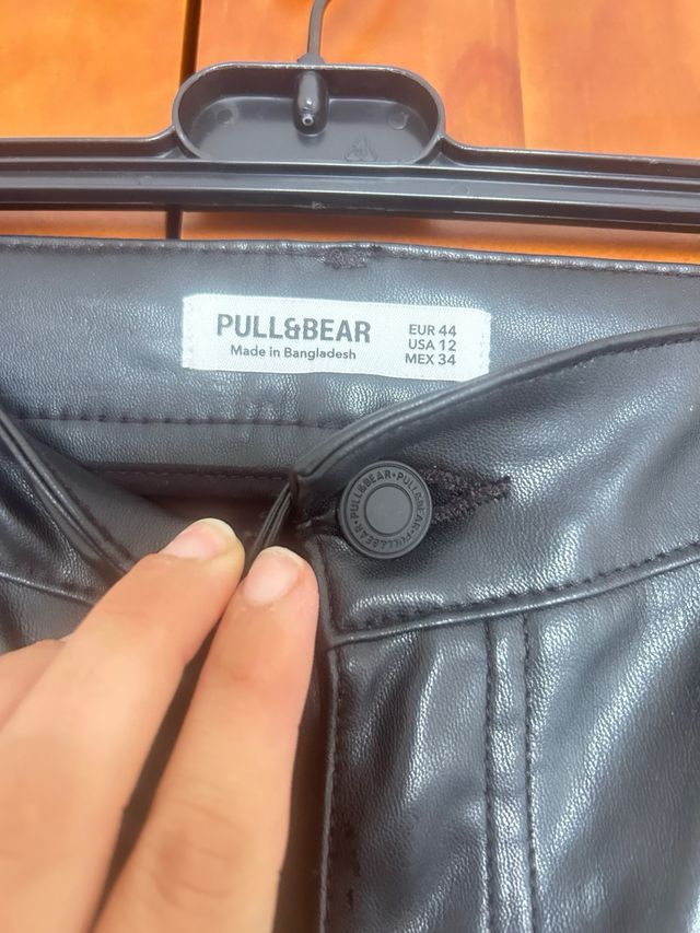 Pantalón polipiel negro campana