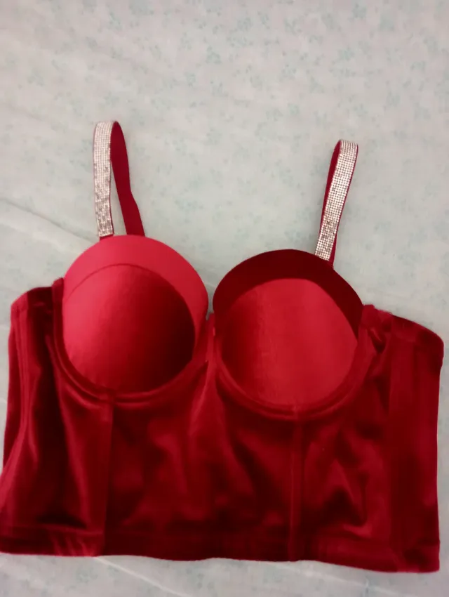 Corpiño granate con tirantes brillantes