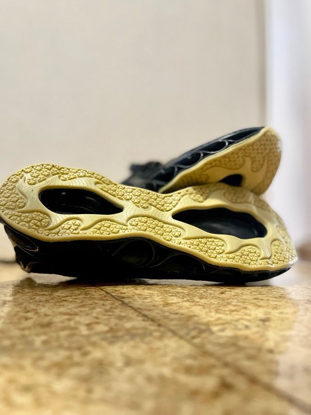 Zapatillas deportivas negras y doradas