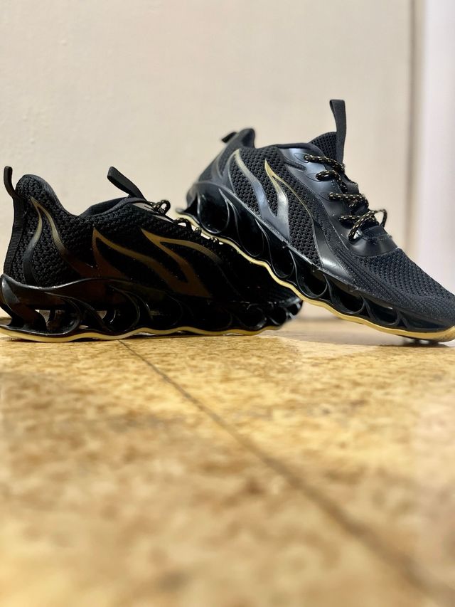 Zapatillas deportivas negras y doradas