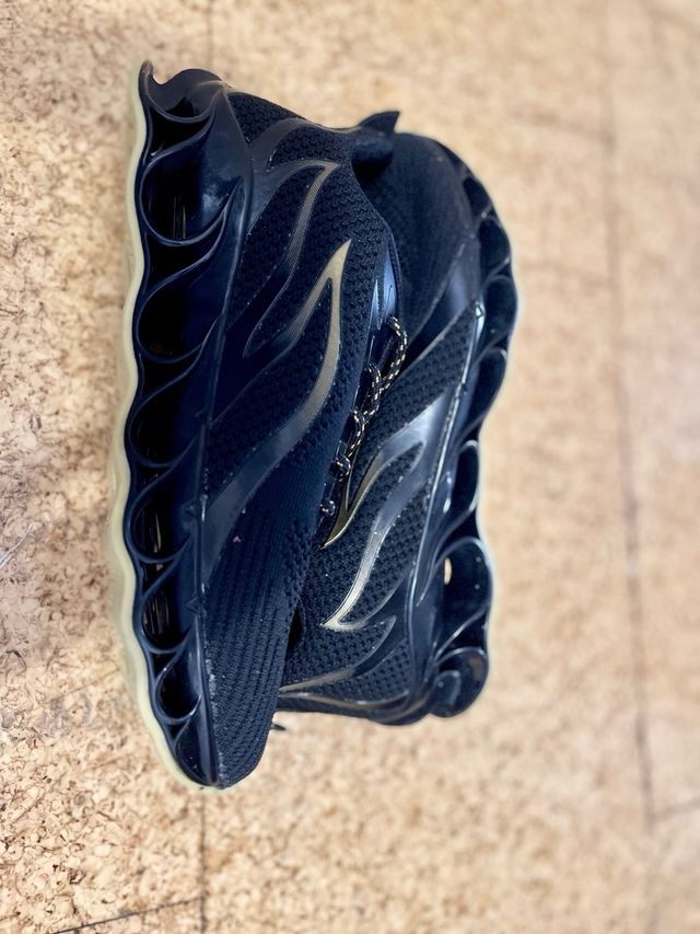 Zapatillas deportivas negras y doradas