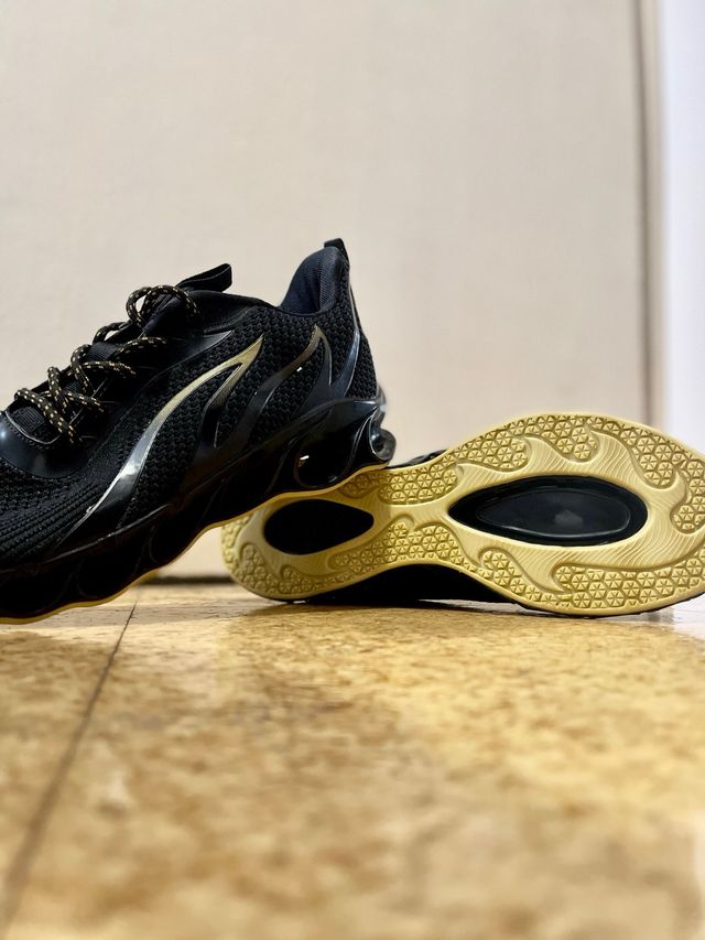 Zapatillas deportivas negras y doradas