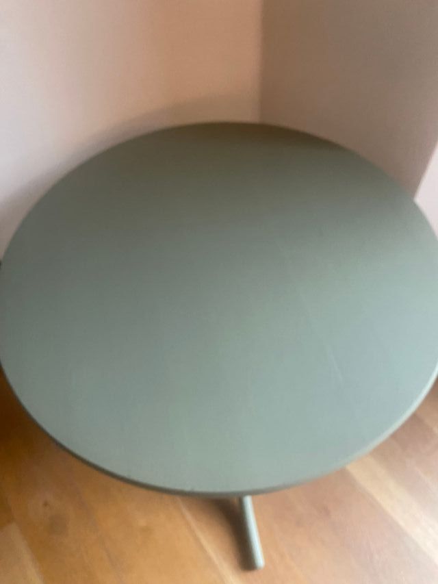 Tavolino in legno tinteggiato color verde salvia