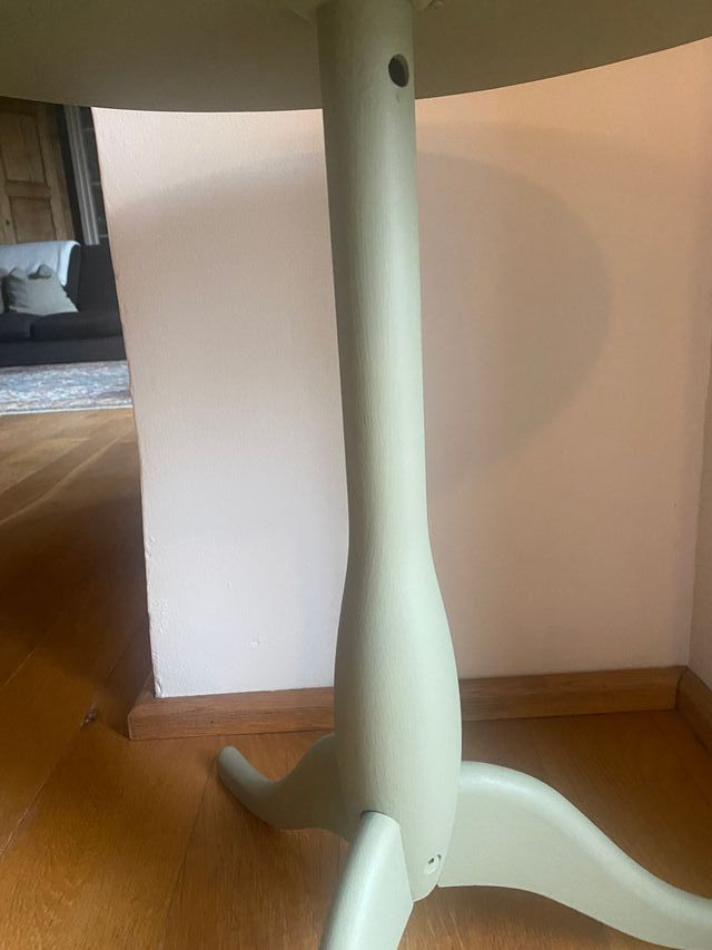 Tavolino in legno tinteggiato color verde salvia