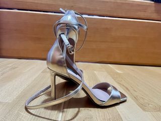 Sandalias tacón Only doradas