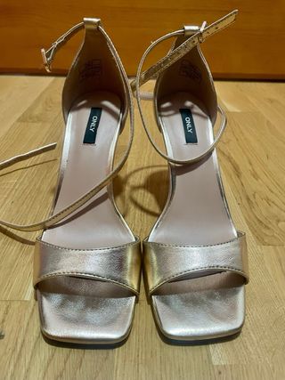Sandalias tacón Only doradas
